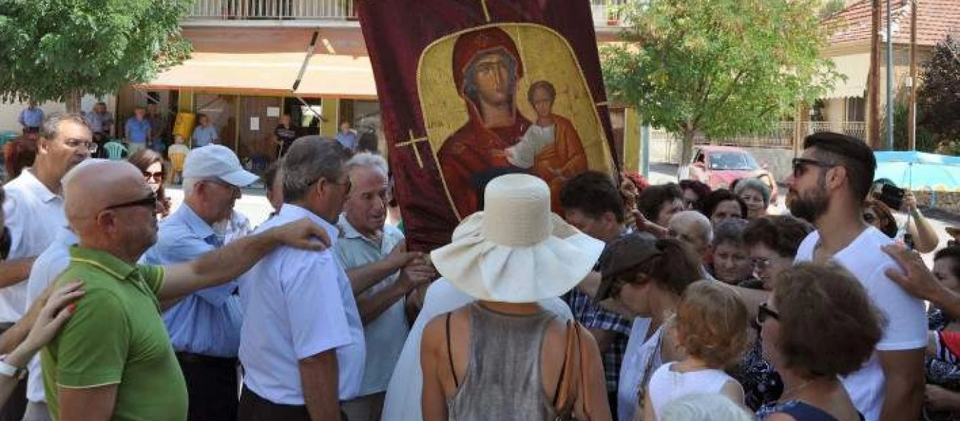 Τηρήθηκε το έθιμο στα Τρίκαλα: Μετέφεραν στις πλάτες τους την Παναγία την Οδηγήτρια (φώτο)